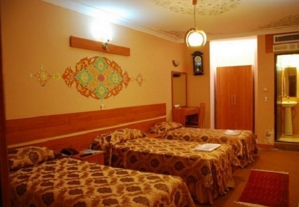 اتاق سه تخته تویین هتل سنتی ابن سینا اصفهان
